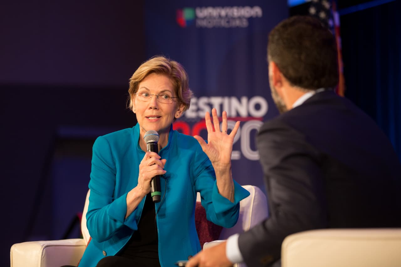 Warren al responder las últimas preguntas de la audiencia en el foro Univision-LULAC.