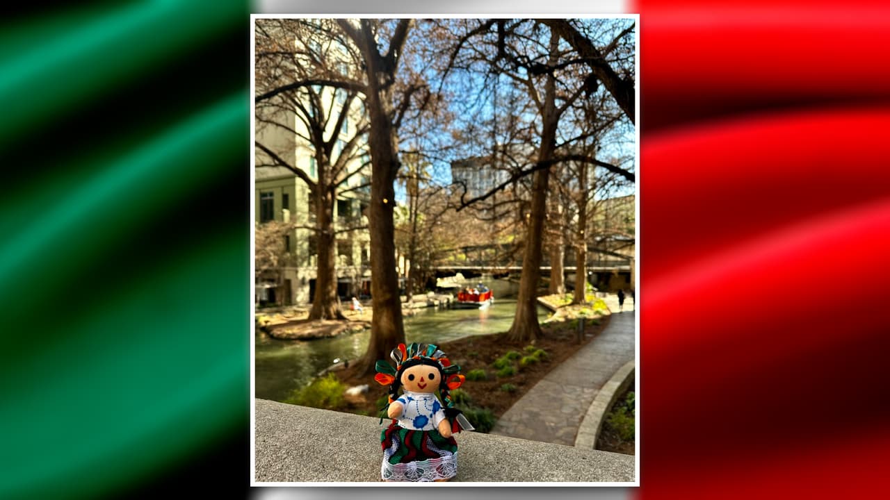 A varias millas de allí, en la ciudad de San Antonio en Texas, 
<b>la muñeca artesanal posa en el RiverWalk</b>. La campaña en línea 
<b>lleva la etiqueta #LelePorElMundo</b>, y es promovida por las sedes del Gobierno de México en todo el planeta.