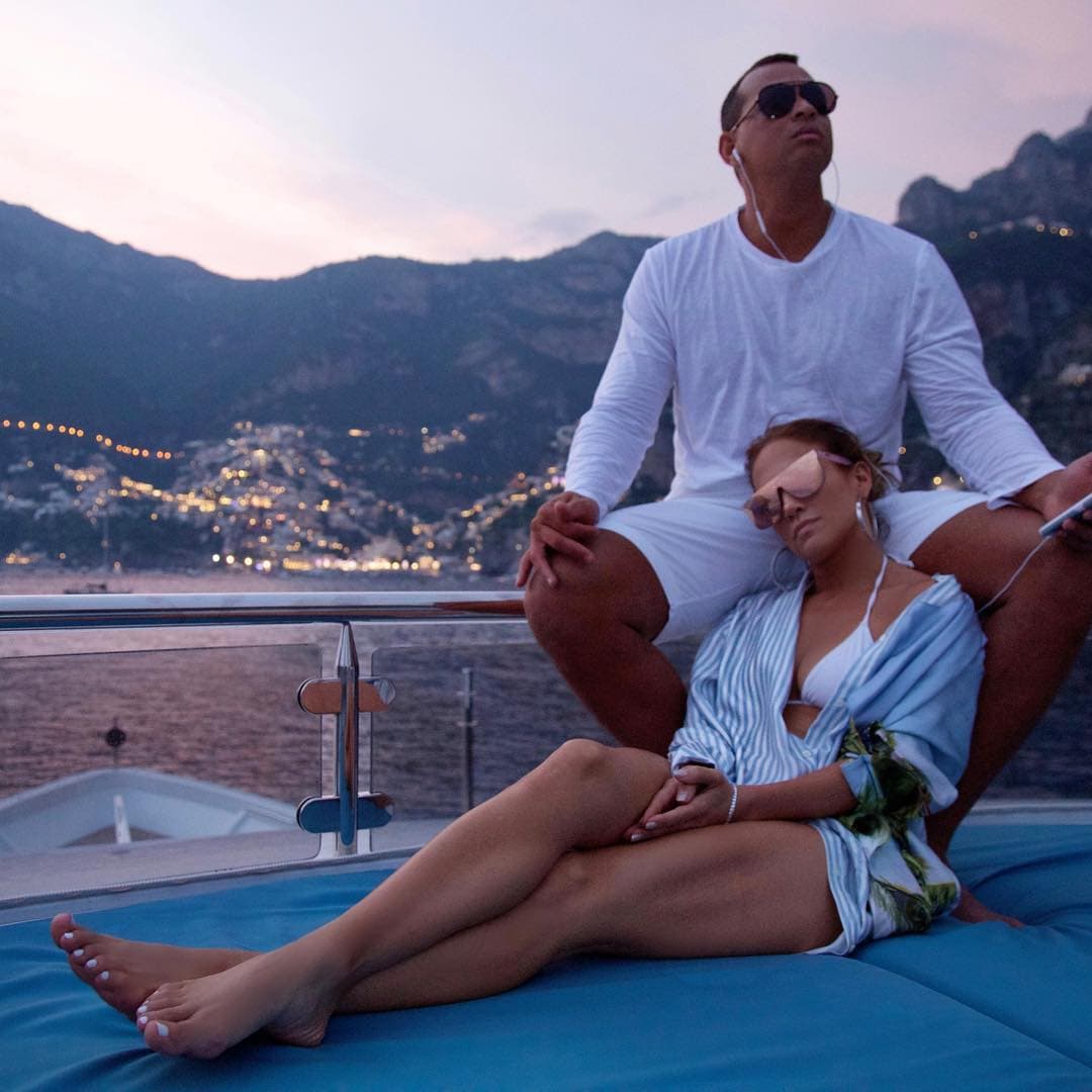 La pareja disfruta de un escape ideal en las espectaculares costas del sur de Italia.