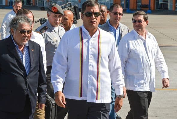 "Venimos a darle un abrazo (a Chávez) en nombre de la patria ecuatoriana", dijo Correa a periodistas. "Esto es un gesto de solidaridad con un hermano de corazón", dijo el gobernante ecuatoriano.