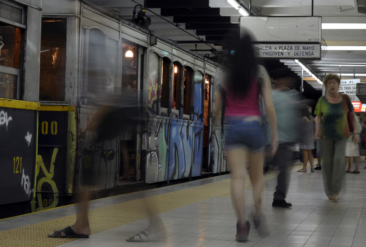 Entre los aumentos precios que se frenaron está el del metro de Buenos Aires.