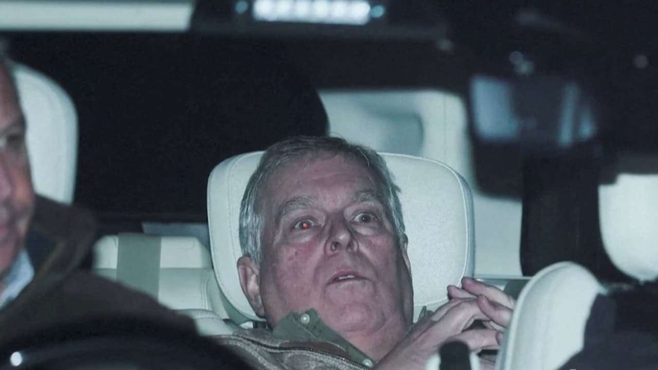 Primeras imágenes del expríncipe Andrés al salir de la comisaría de policía por escándalo Epstein