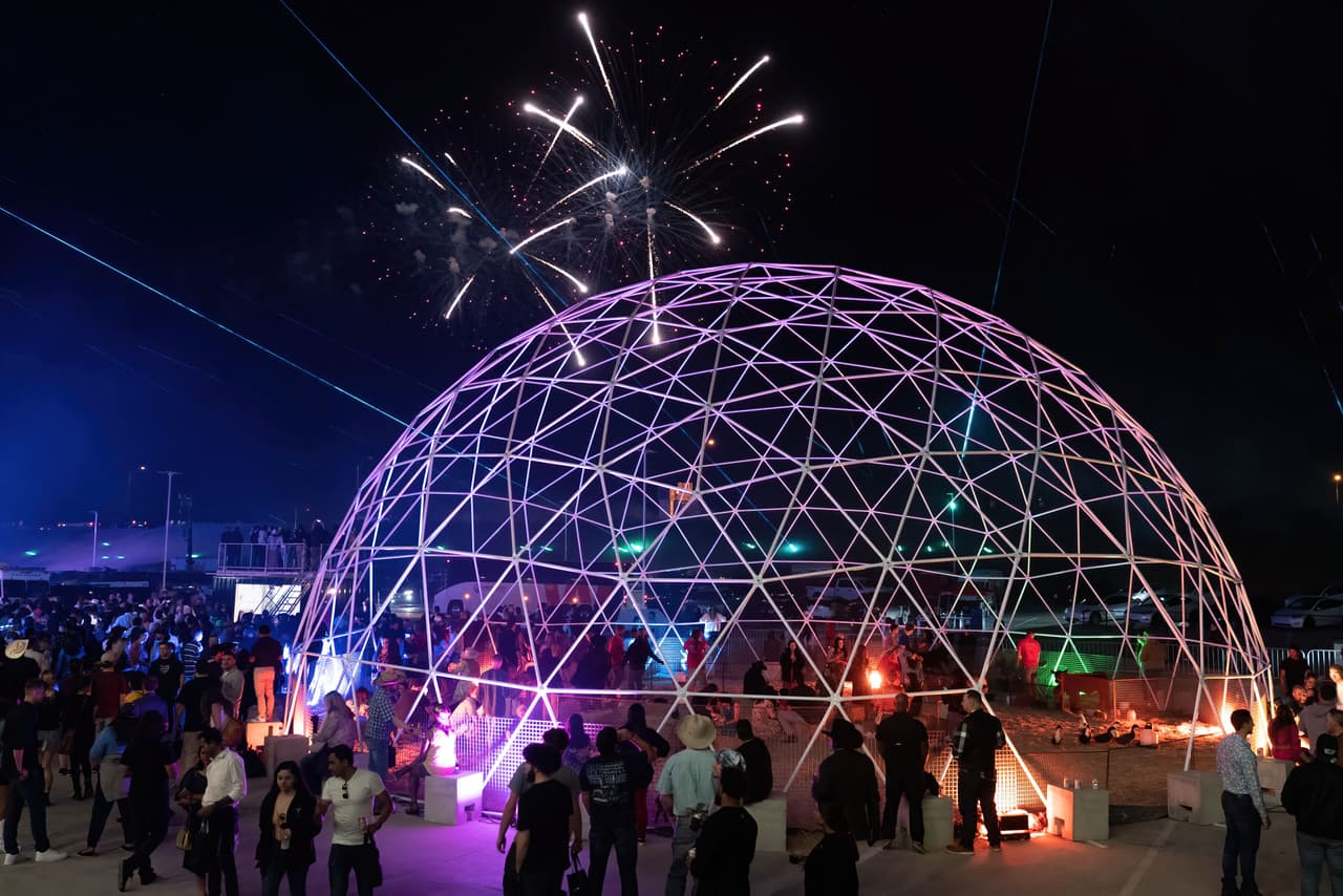 La fiesta también contó con una exhibición de fuegos artificiales.