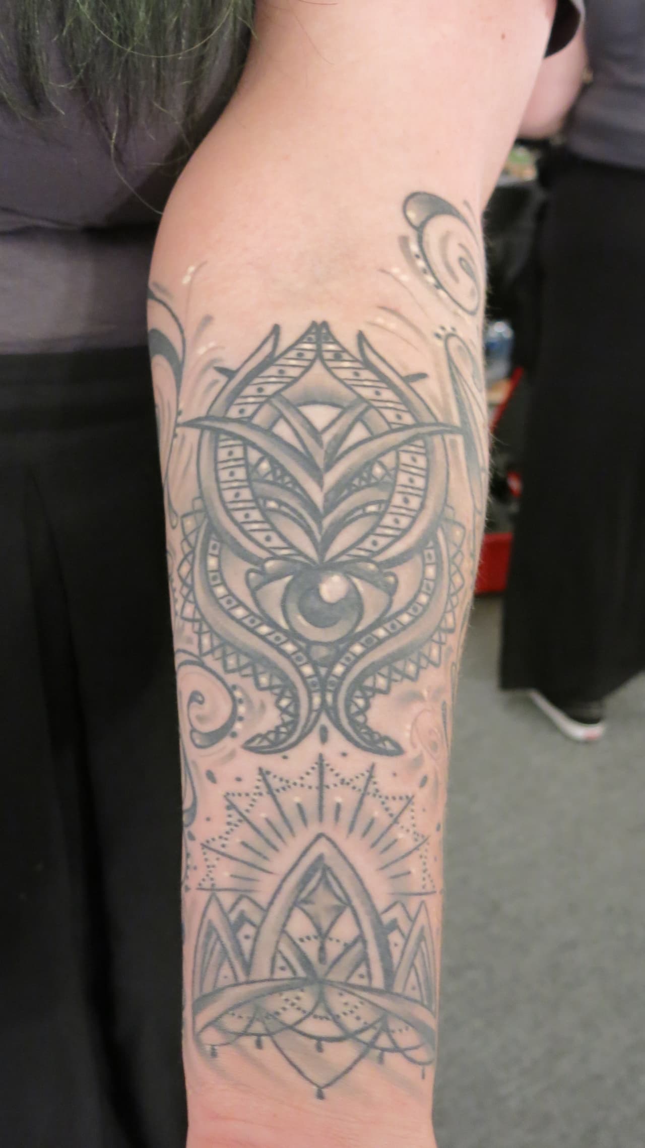 Otro tipo de trazos en blanco y negro decoran su otro brazo.