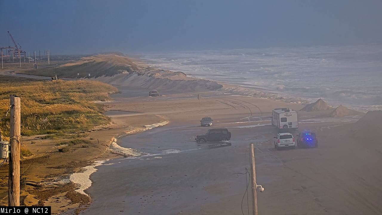 "Se advierte sobre olas peligrosas y corrientes de resaca para los próximos días, con ráfagas de viento de 35 mph a lo largo de Outer Banks", compartió el NCEM el lunes en 
<a href="https://twitter.com/NCEmergency/status/1308041902265163776/photo/1" target="_blank">Twitter.</a>