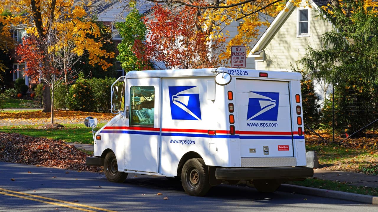 Regístrese para recibir alertas de entrega a través de USPS o retenga sus paquetes en su oficina local de USPS. 
<br>