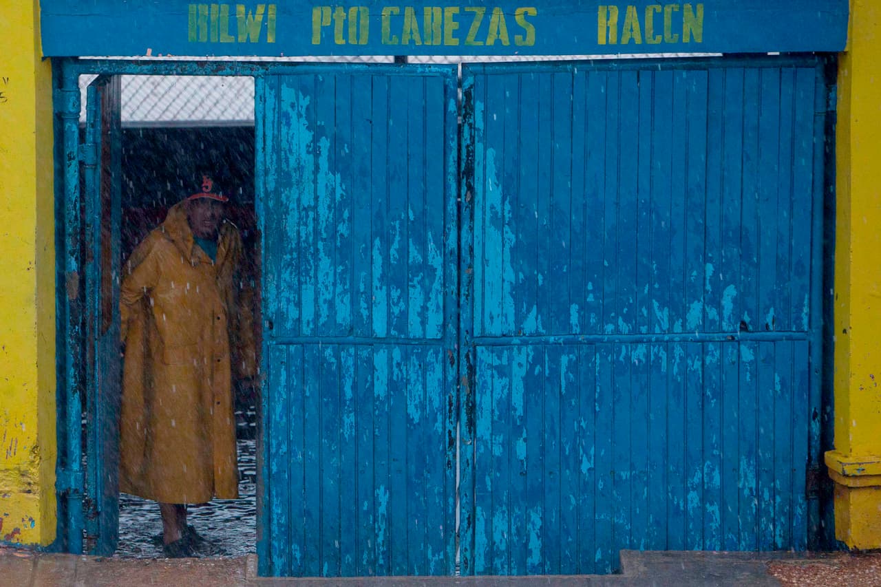 Un hombre se refugia en el estadio de béisbol de la localidad de Bilwi mientras comenzaban a sentirse los primeros impactos del huracán en Puerto Cabezas. Se espera que Eta se adentre en tierra y ocasione inundaciones repentinas y deslaves, según el Centro Nacional de Huracanes de Estados Unidos.