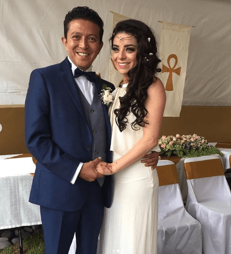 Enseguida, podemos ver una segunda imagen donde la pareja luce muy feliz tomada de las manos.
<br>