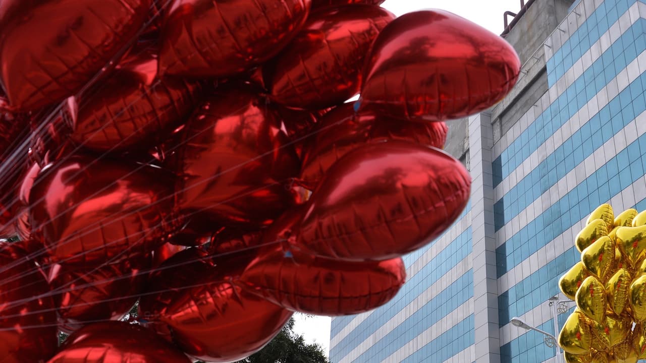 No juntes o aglomeres una gran cantidad de globos metálicos.