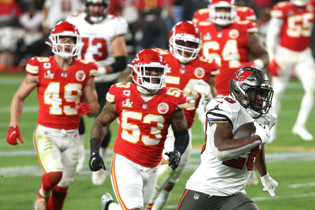La defensa de los Tampa Bay deja a Patrick Mahomes sin pase de anotación y con dos intercepciones en la arrolladora victoria de los Buccaneers 9-31 sobre los Kansas City Chiefs. Tom Brady demuestra porque es el mejor y con tres pases de anotación y sin intercepciones consigue su séptimo anillo de Super Bowl.