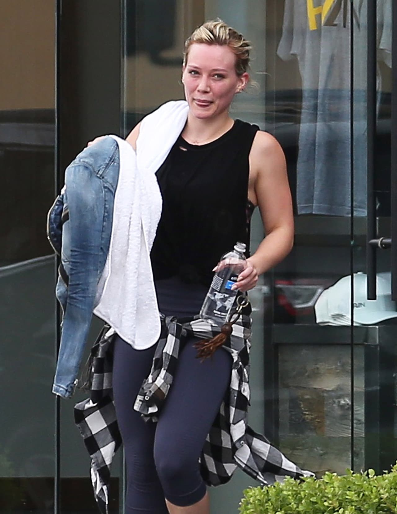 ¡Hilary no esperaba ver a los paparazzi afuera!