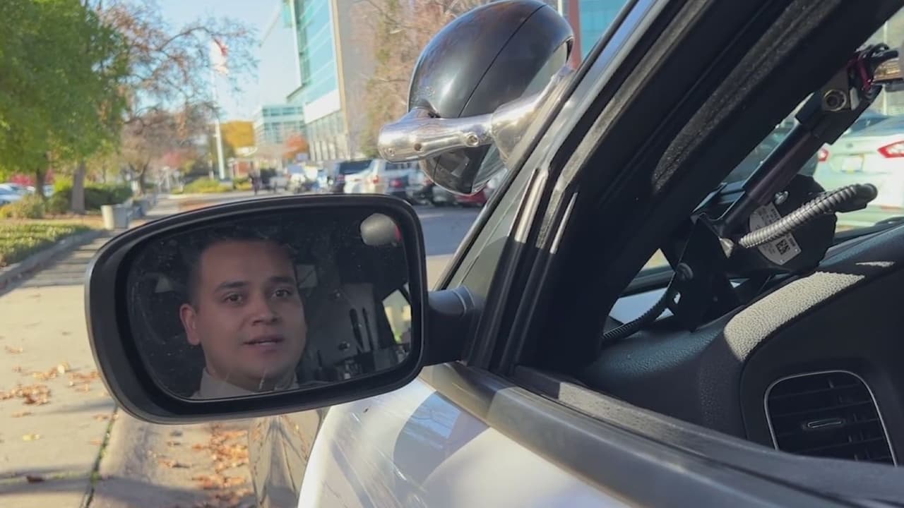 <b>4 Cómo bajar del auto en medio de la carretera</b>
<br> 
<br>Una vez que el auto se ha orillado a la derecha, si se viaja solo, la forma más segura de salir del auto es cruzar por dentro del auto y descender a través de la puerta del acompañante, en el lado derecho.
<br> 
<br>Para salir del lado del conductor, se debe “usar el espejo retrovisor y luego mirar el espejo lateral ubicado a la mano izquierda para verificar que no existe algún peligro”.