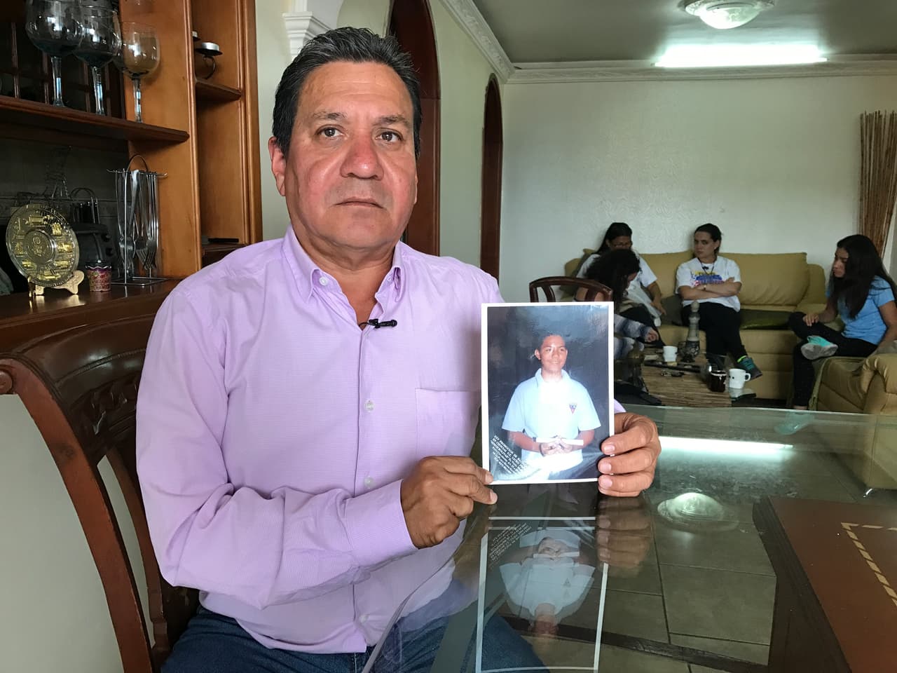 Carlos Alfredo Ramirez, padre de Carlos Ramirez, muestra una foto de su hijo.