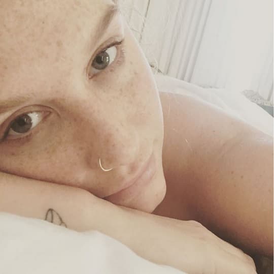 Con esta imagen en sus redes sociales Kesha compartió el siguiente mensaje: “Sí, me ofrecieron mi libertad si mentía. Tendría que disculparme públicamente y decir que nunca fui violada. Esto es lo que pasa detrás de las puertas cerradas. Pero jamás ocultaré la verdad. Prefiero que esta arruine mi carrera antes que mentir por un monstruo otra vez", dijo en Instagram.