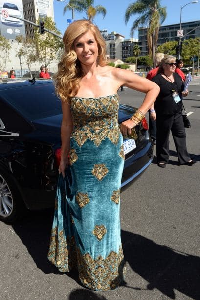 Los trajes que lucieron las damas en los Premios Emy demuestran que el arte de llamar la atención estaba concentrado en llevar y lucir cada pieza, regia, con detalles inesperados, como un toque de color o simplicidad de líneas. Telas suaves o flotantes, colores sosegados o llamativos, diseños sobrios o atrevidos. Míralos todos y ¡copia lo que más te guste!, ahora llega la temporada de fiestas y tú puedes lucir como las estrellas.