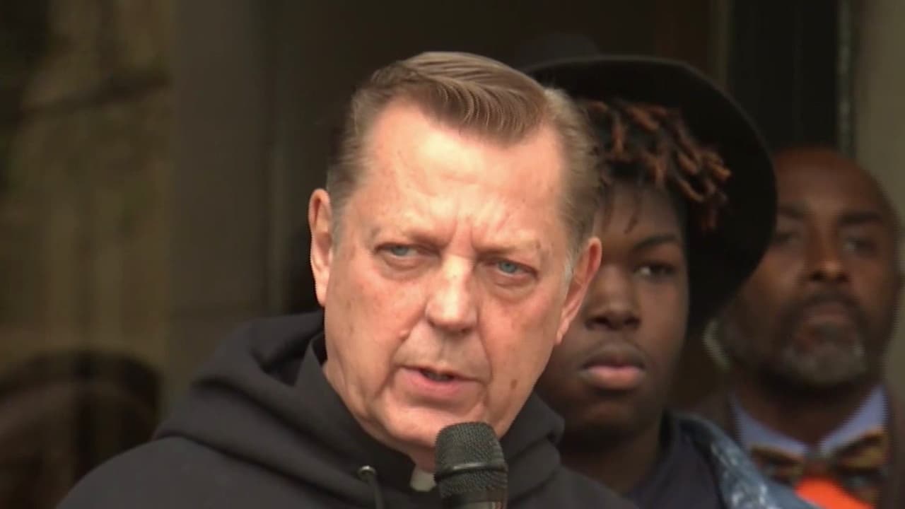 Reinstalan al padre Pfleger tras investigación sobre abuso sexual en Chicago