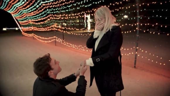 Visiblemente emocionada, Meghan Trainor se comprometió en matrimonio con el actor Daryl Sabara, quien se hincó ante los amigos y familia de la cantante.