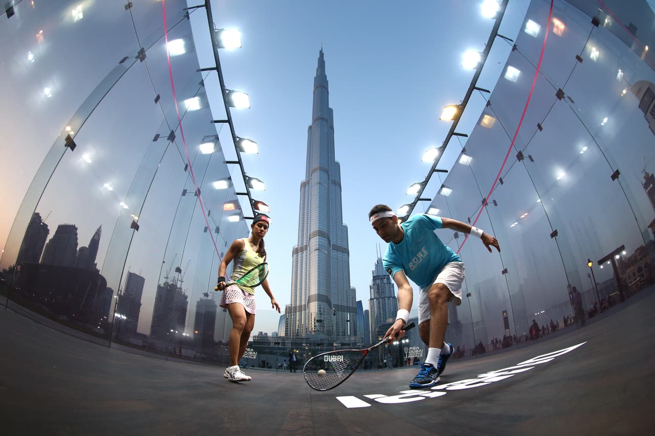 El número uno del mundo en squash, el egipcio Mohamed Elshorbagy, y la ocho veces campeona Nicol David de Malaysia compartieron durante una exhibición en el Burj Park Downtown Dubai.