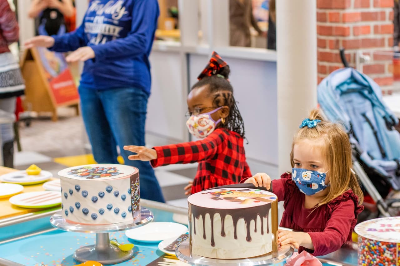 <b><a href="https://www.pleasetouchmuseum.org/visit/nye-2021/" target="_blank">Dancing into the New Year at the Please Touch Museum</a></b>. El Please Touch Museum organiza dos sesiones de juego para conmemorar el nuevo año. Asiste a la sesión de la mañana de 9 a.m. a 11:30 a.m. o a la sesión de la tarde a partir de las 12:30 p.m. a las 3 p.m. para jugar gratis en las exhibiciones, artes y manualidades para hacer títeres e instrumentos musicales, contar cuentos y una fiesta de baile de media hora.