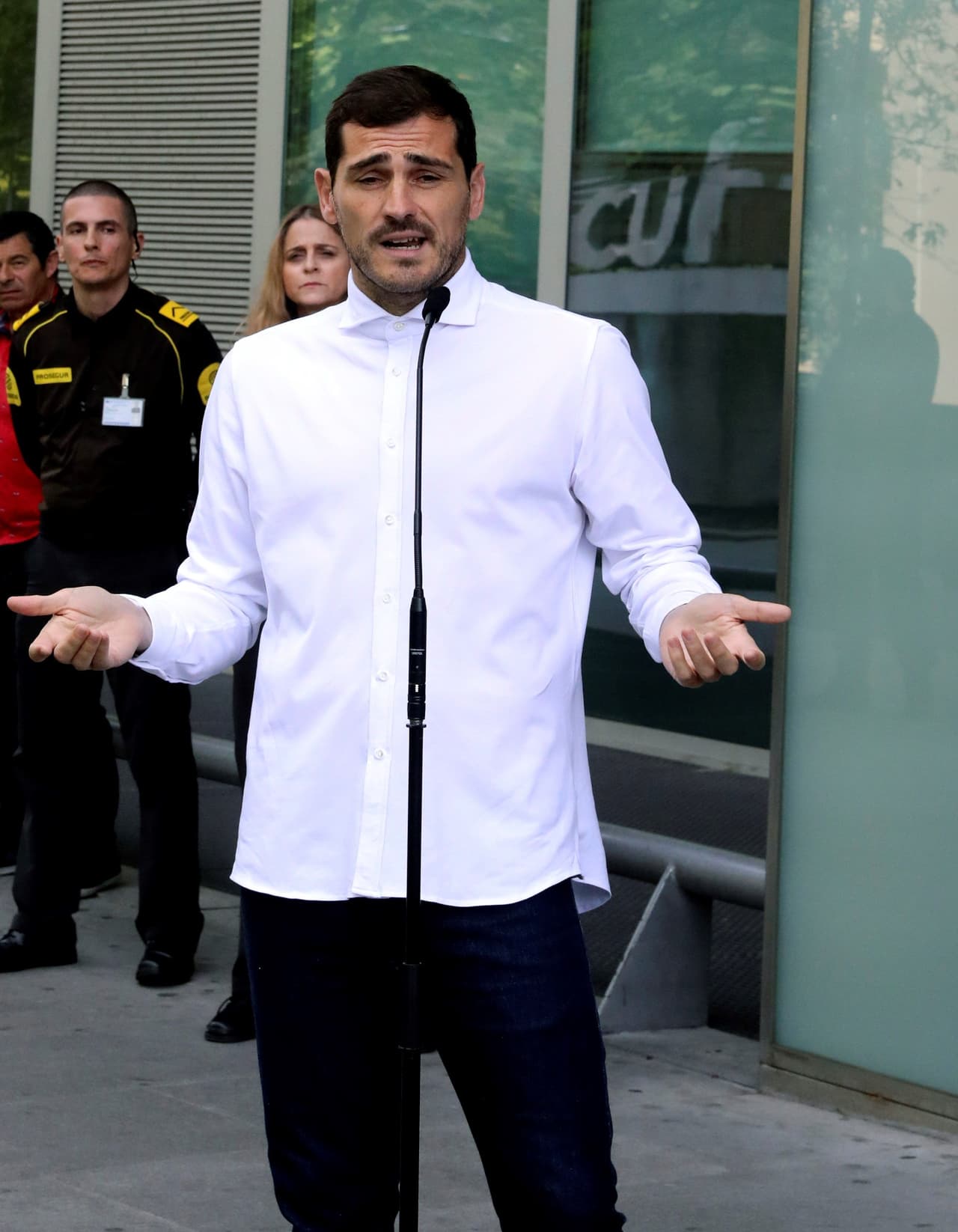 "Fue algo que puede suceder en cualquier momento a cualquier persona, me tocó a mí", dijo Casillas, que cumplirá 38 años este mes, y reconoció que tuvo "mucha suerte": "Puedo contarlo, lo podéis ver".