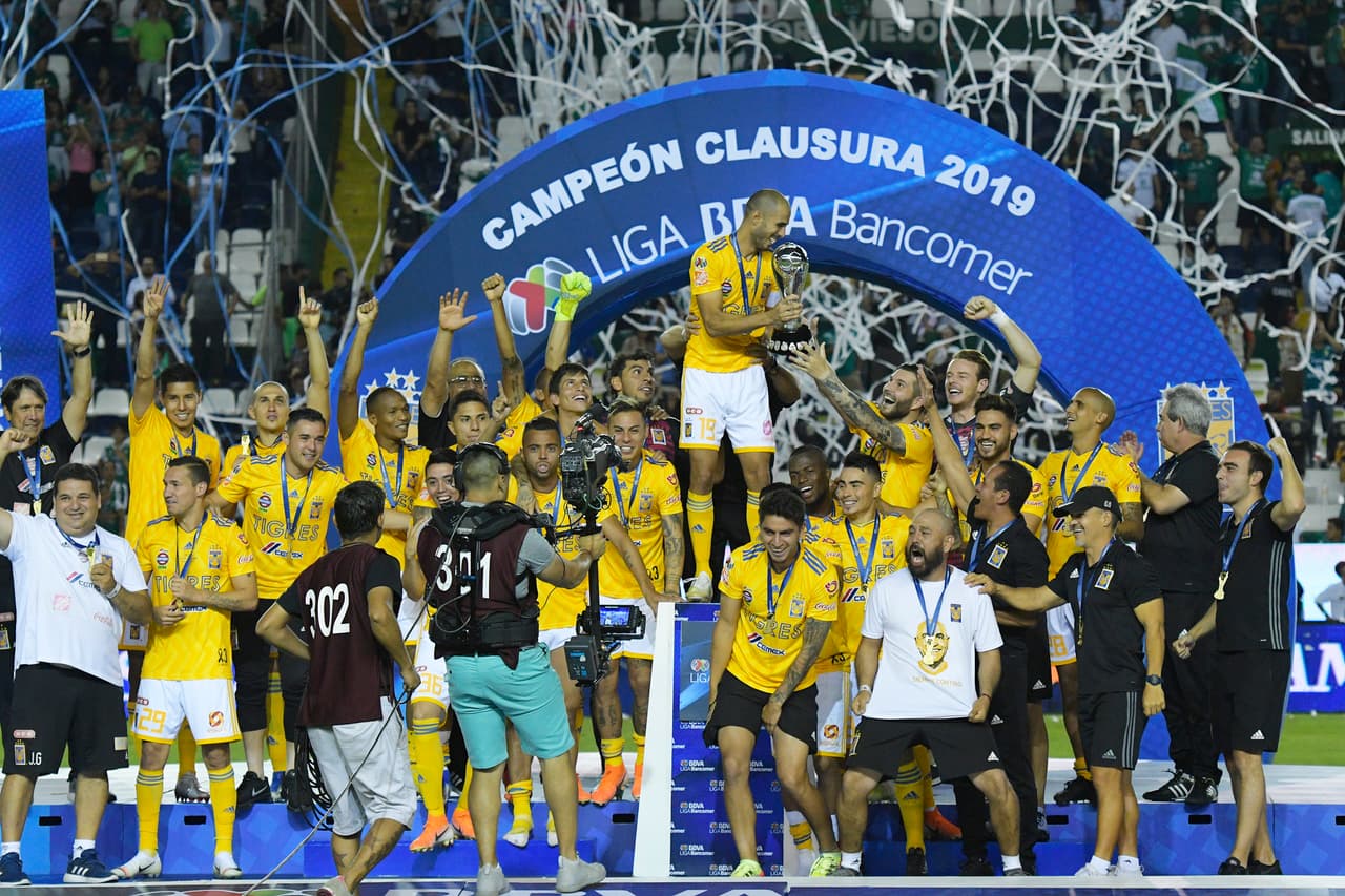 ¡Tigres se proclama Campeón del fútbol mexicano! Los felinos regiomontanos cosecharon su séptimo título de la Liga MX y se cuelan, aunque muchos se sigan negando a aceptarlo, entre los grandes del balompié azteca. Luego de superar en una Final de un solo gol a los Esmeraldas del León, así se dieron los festejos de los Tigres en patio ajeno, imágenes para el recuerdo y que hay que darse un tiempo para echarles un ojo, sobre todo la fiel afición de los felinos regios.