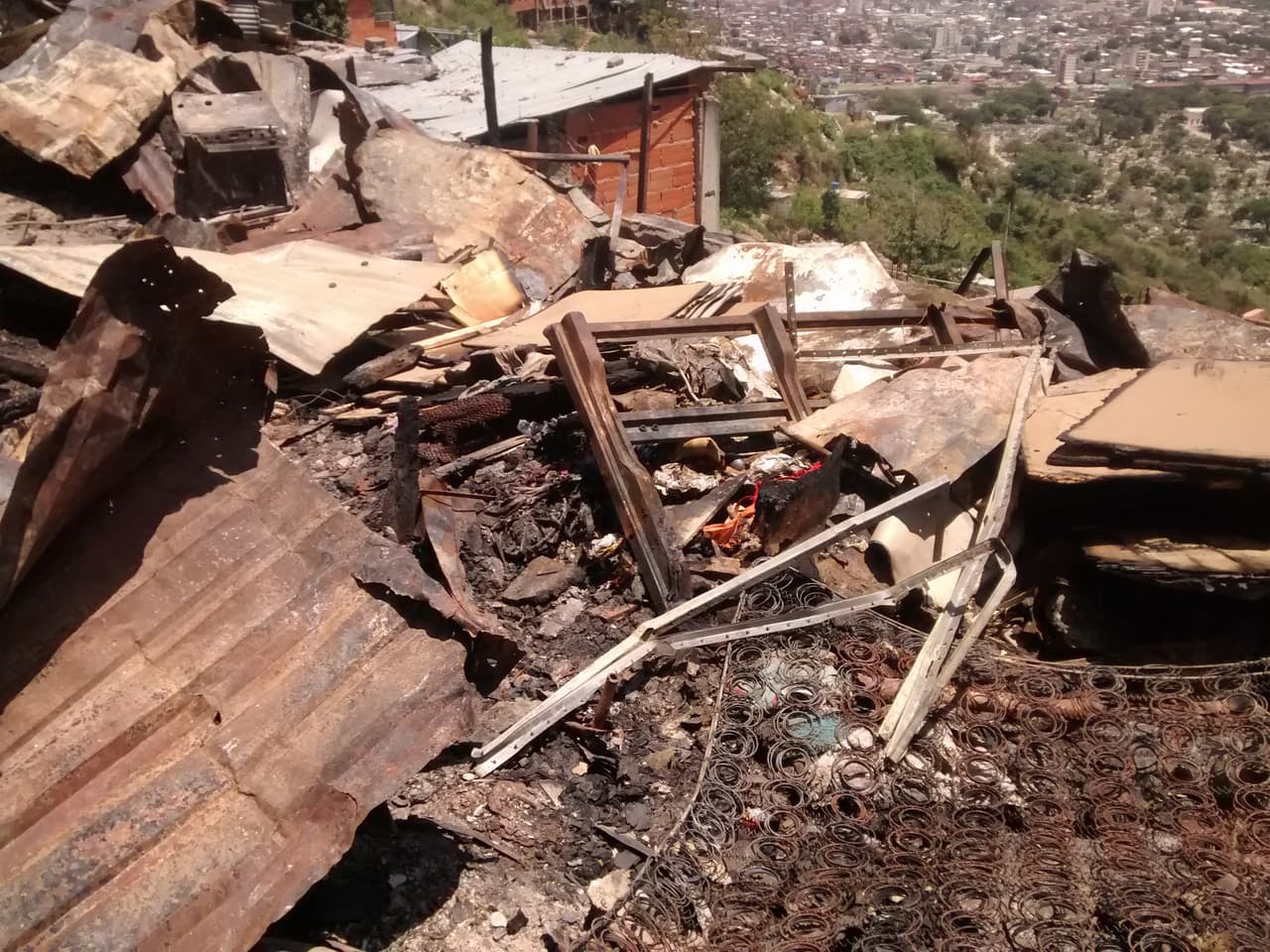 Al menos diez de ellas quedaron reducidas a escombros por causa del fuego.