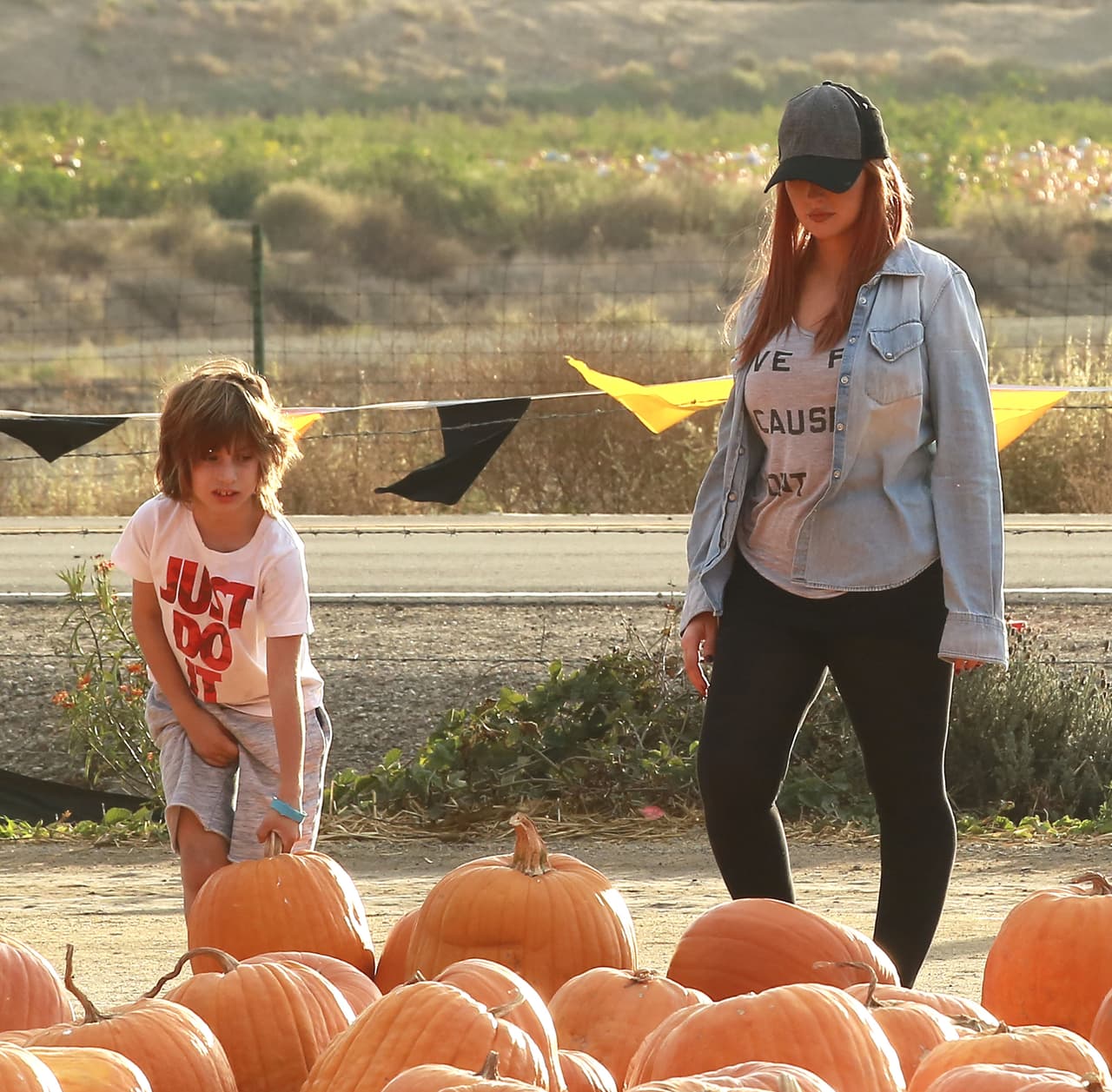 Max y Christina revisando todas las calabazas disponibles.