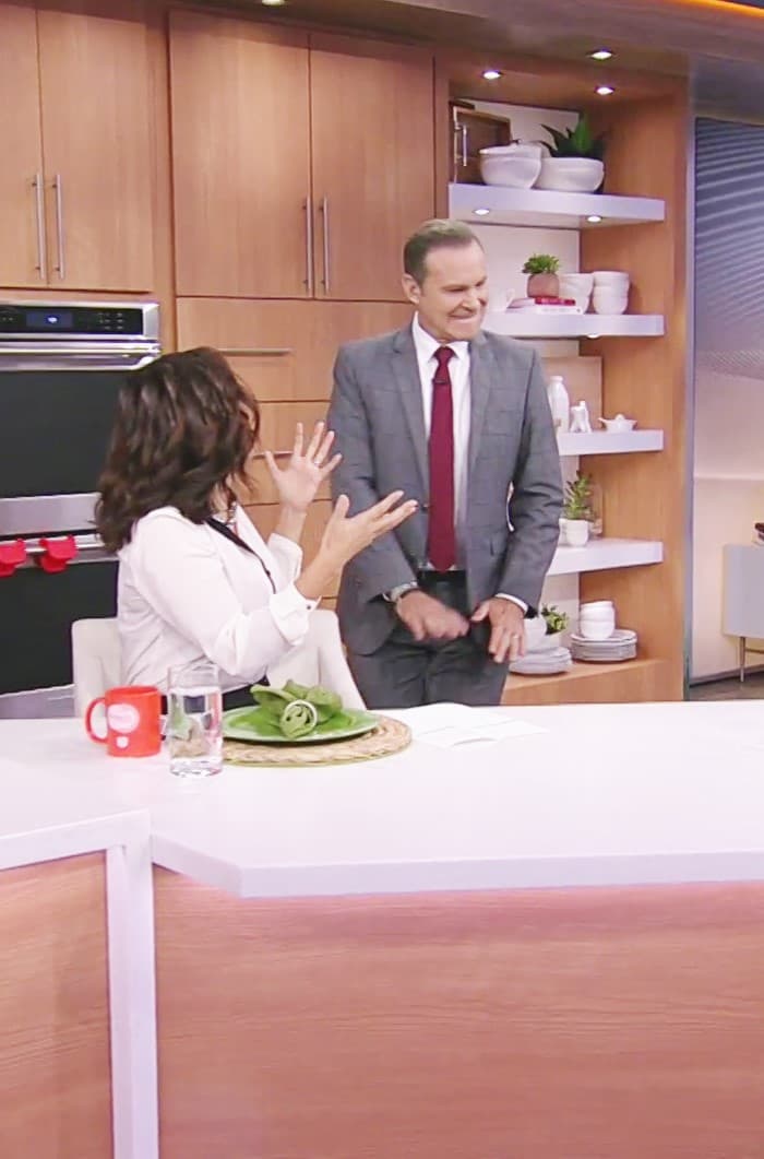 "Eres muy buen papá, así que si decides y puedes, pues...", recalcó Karla Martínez a su amigo, quien afirmó que desde que está en Tik Tok se siente "como de 30".