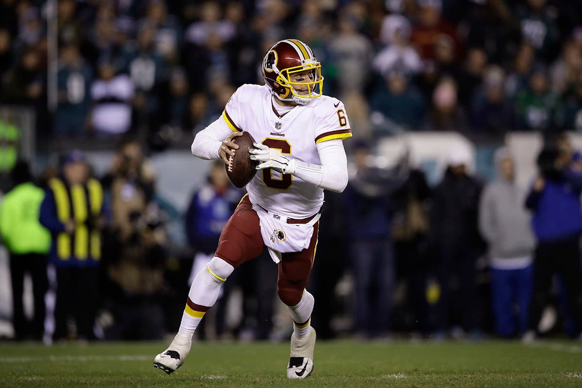 Siendo la tercera opción en el puesto de quarterback y adquirido desde la agencia libre el 19 de noviembre, Mark Sanchez ha tenido poco entrenamiento con su linea ofensiva.