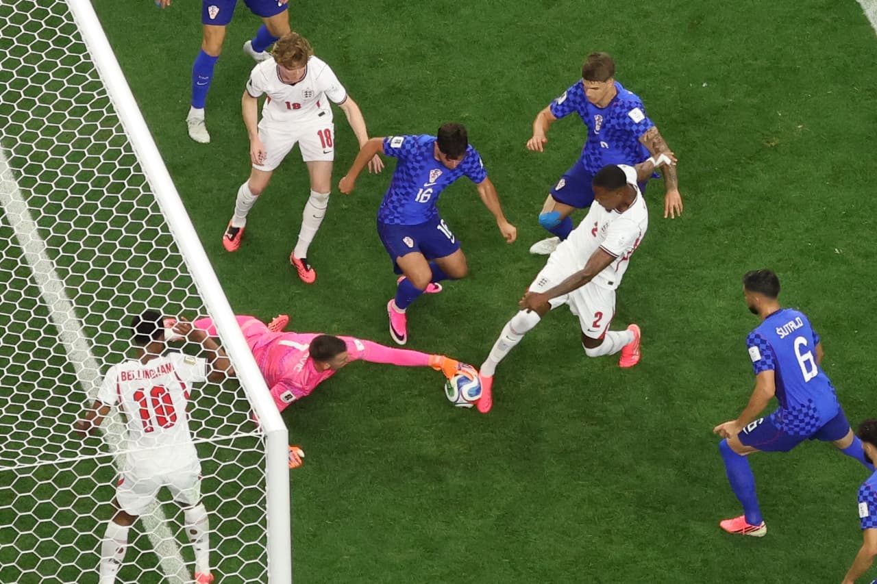 El portero de Croacia, Dominik Livakovic (1), detiene un disparo del inglés Ezri Konsa (2) durante el partido de fútbol del Grupo L de la Copa del Mundo entre Inglaterra y Croacia en Arlington, Texas.