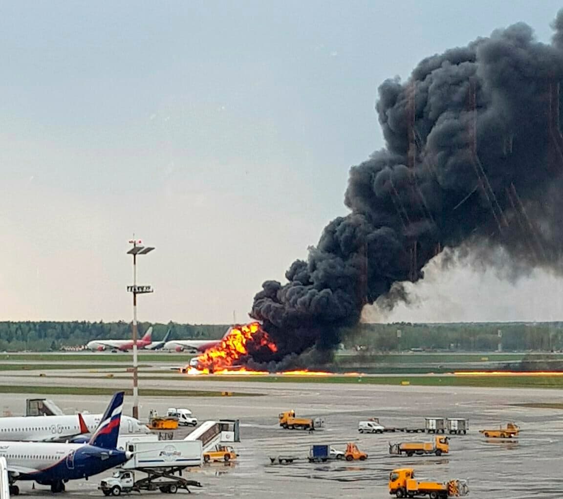 Una decena de personas han muerto luego de que un avión ruso se incendiara con 78 personas a bordo. En la foto, se ve una columna de humo que sale del avión en el aeropuerto Sheremetyevo de Moscú, este domingo 5 de mayo de 2019.