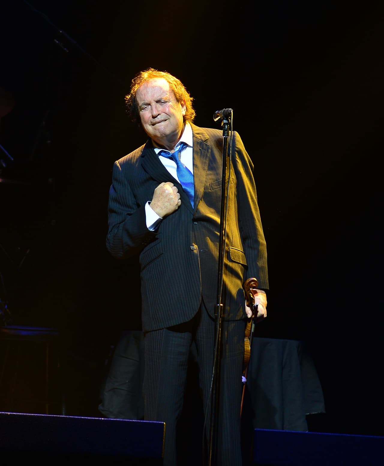 Más de cuarenta discos, ‘¿Y Ahora Qué?’ de reciente estreno, lo mantienen vigente en el gusto de los románticos hispanos. Su solidez resiste los embates de la modernidad.