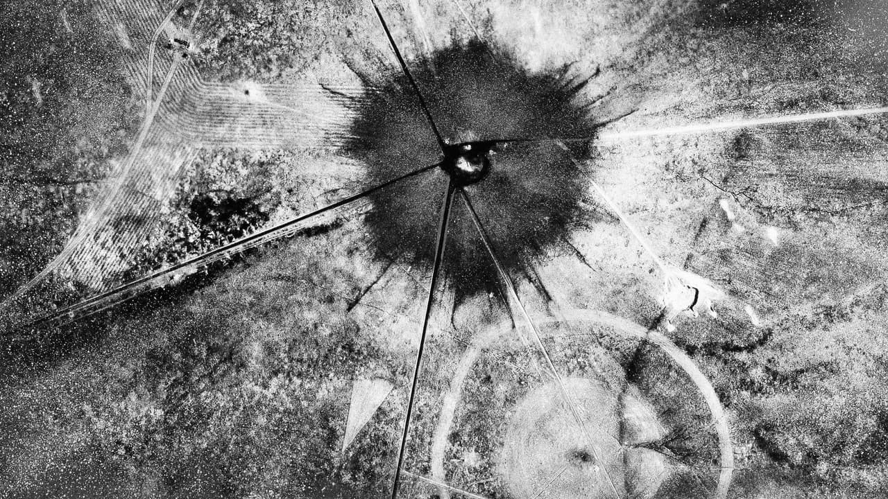 ARCHIVO - Esta foto del 16 de julio de 1945 muestra una vista aérea después de la prueba Trinity primera explosión atómica de la historia en Nuevo México.