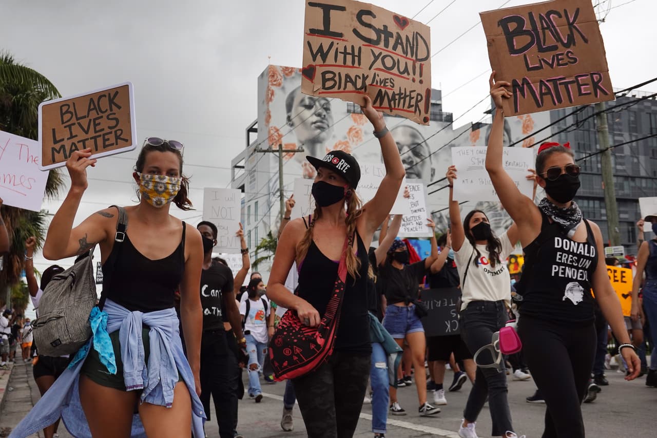 En el mismo evento de FIU, DeSantis también insinuó que las recientes protestas por la muerte de George Floyd pueden haber incrementado también los contagios de covid-19.