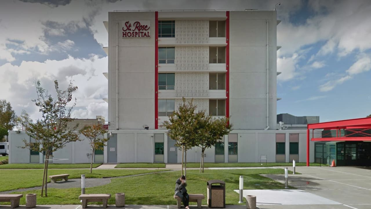 <b>St. Rose Hospital de Hayward</b> también infringió las medidas de prevención en espacio de trabajo. El empleador fue citado por un plan ineficaz de control de exposición a enfermedades transmisibles, donde no incluyó procedimientos para la identificación, aislamiento temporal,remisión y la transferencia de casos de enfermedades infecciosas transmitidas por el aire (AirID) o casos sospechosos como el COVID-19.