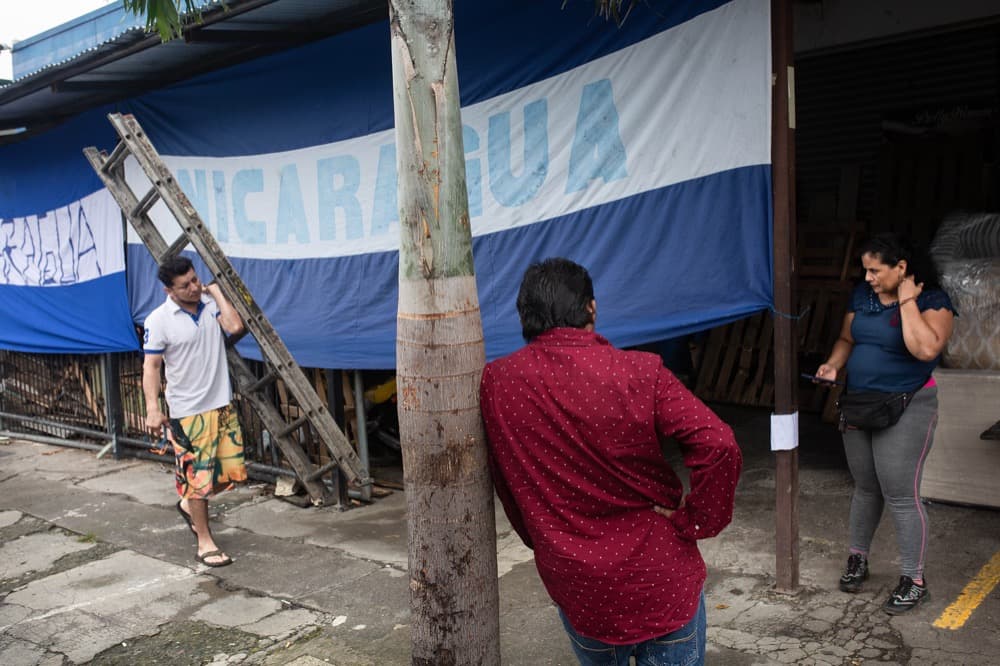 Dos banderas de Nicaragua cubren dos garajes en una calle de San José, Costa Rica.