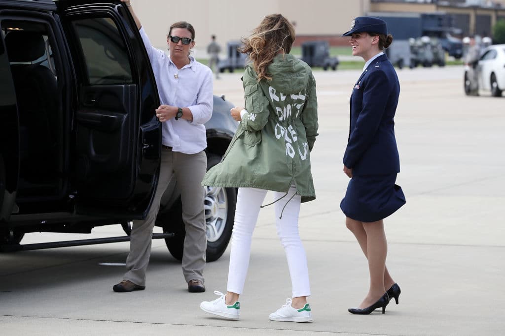La primera dama de Estados Unidos Melania Trump, causó polémica el pasado 21 de junio al utilizar una gabardina con la frase "I really don't care Do u?" (Realmente no me importa, ¿a ti?).
<br>