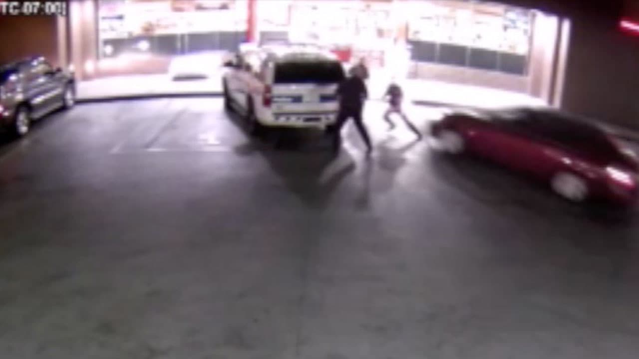 Acusan de intento de asesinato al hombre que embistió con su vehículo a tres policías en Phoenix