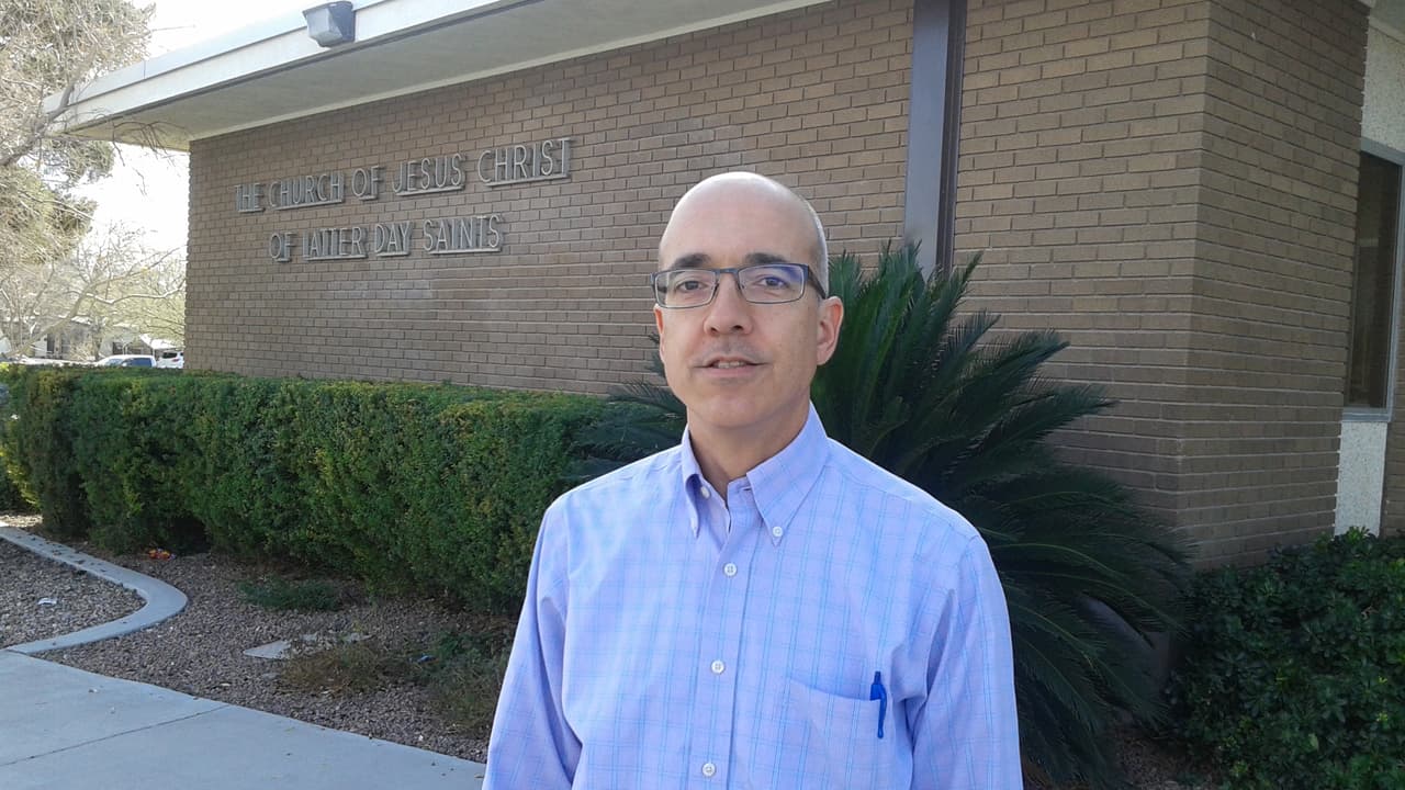 Mo Denis, primo de Rubio frente a la iglesia mormona a la que iban ambos