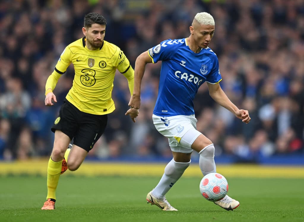 Everton y el Arsenal lograsen triunfos clave en la Premier. Los Toffees vencieron al Chelsea, mientras que los Gunners superaron al West Ham fuera de casa. Con estos resultados, el Everton se acerca a la salvación y el Arsenal se mete en puestos de Champions.