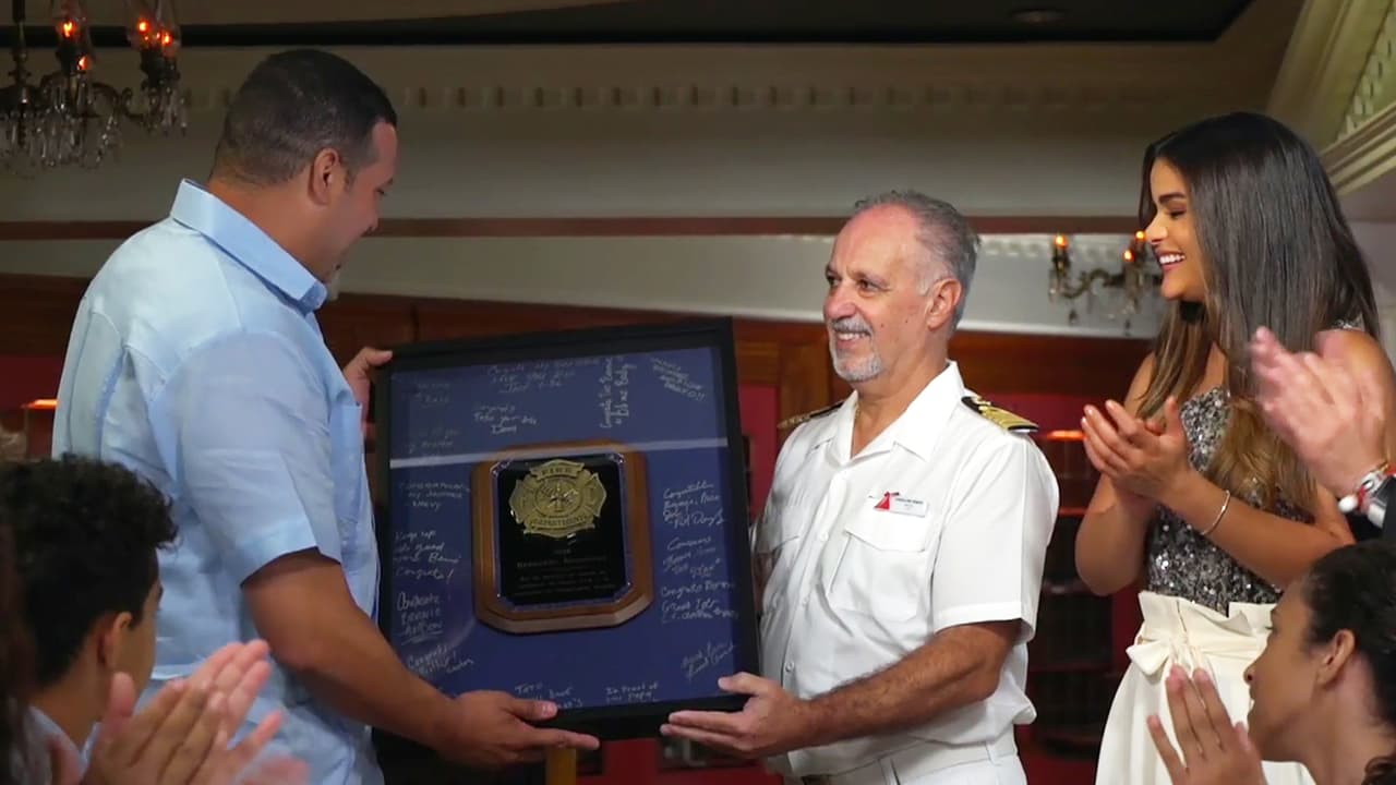 El capitán de un crucero fue el cómplice para honrar al bombero Bernie por su labor en medio de sus vacaciones