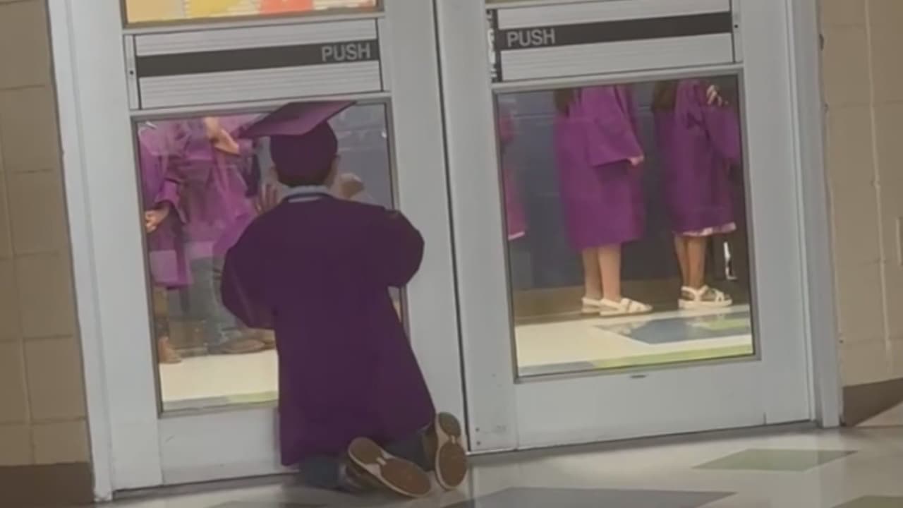 Video: Niño observa a sus compañeros en su graduación y a él lo dejan afuera