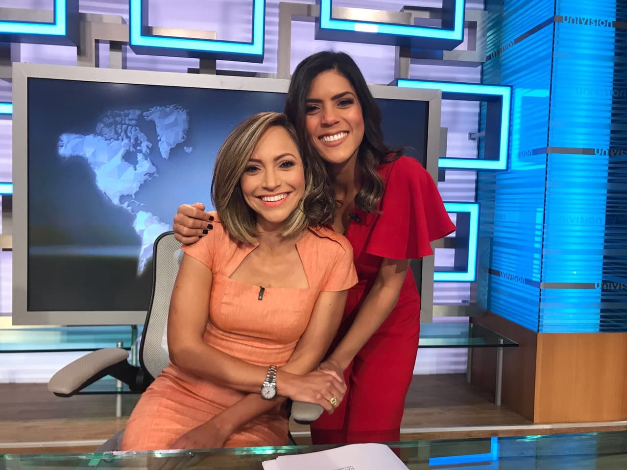 Desde el escritorio de noticias de Satcha Pretto, nuestras conductoras mandaban saludos.