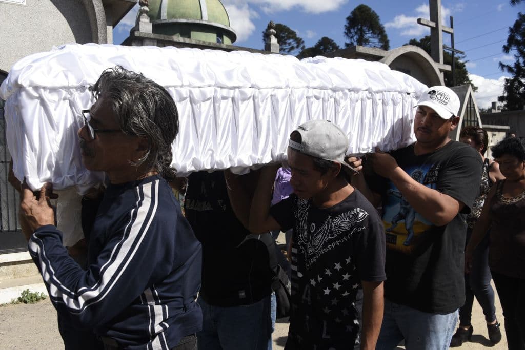 Según los primeros indicios, las adolescentes originaron el fuego el miércoles para protestar por las condiciones en las que vivían. Las llamas se extendieron por la división femenina del centro, donde algunas niñas estaban encerradas bajo llave en un dormitorio tras un intento de fuga.