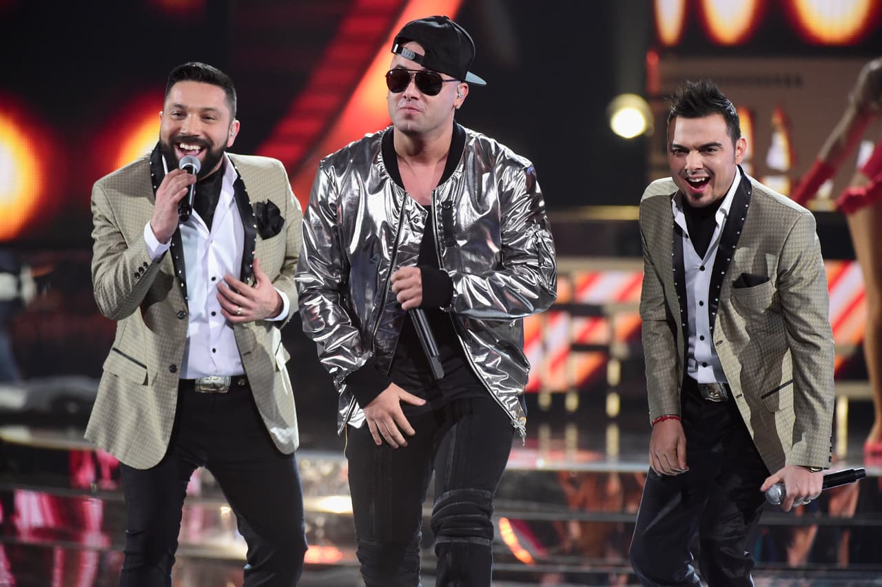 Con el reggaetonero Wisin, la banda realizó el tema 'Las Fresas', que fue grabado en versión banda y urbano.