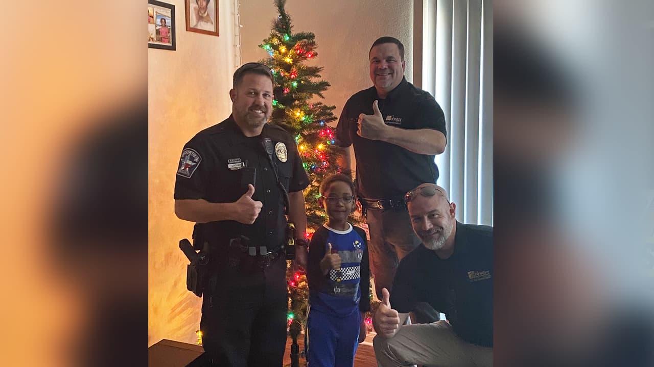 Los oficiales regalaron a la familia una comida de Acción de Gracias en noviembre y entregaron un árbol de Navidad y adornos para su hogar la semana pasada.