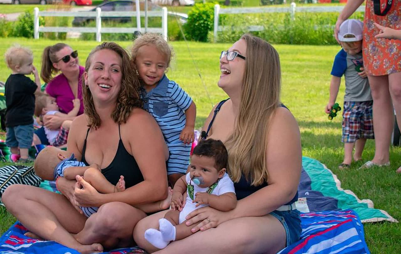 Dieron pecho sin cubrirse y alguien llamó a la policía; ahora defienden su derecho a amamantar en público 