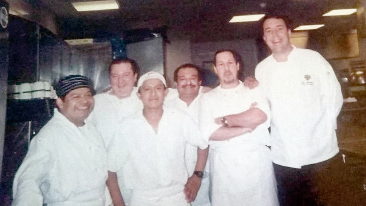 <b>Donaciano Sedano (primero a la izquierda).</b>
<br>
<b>Trump National Golf Club Westchester, New York.</b>
<br>Sedano sostiene que presentó un carnet de seguridad social falso, comprado en el Bronx, pero eso no fue un problema para que lo contrataran en el club. 
<a href="https://www.univision.com/noticias/especiales/el-indocumentado-que-le-preparaba-la-hamburguesa-a-trump">El documento no fue verificado y lo contrataron de inmediato en la cocina del club</a>, donde su principal comensal era el dueño del negocio: el empresario multimillonario Donald Trump. Allí le preparaba hamburguesas. Le gustaban bien cocinadas, “casi un carbón", sostiene.