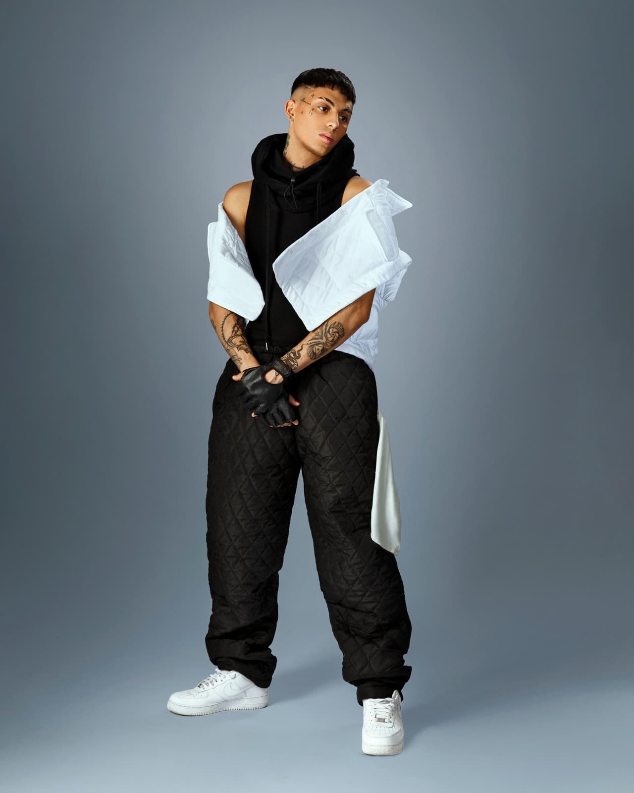 <h2 class="cms-H2-H2">Khea</h2>
<br> El reconocido artista y compositor de trap argentino estará por primera vez presentándose en los escenarios de Premios Juventud junto a Tiago PZK con sus éxitos 'Para Amarte A Ti' y 'Asqueroso'.
<br> 
<br>Su versatilidad y creatividad le han permitido abrirle el camino a una generación entera de nuevos artistas argentinos del género urbano que están exportando su música alrededor del mundo.
<br>