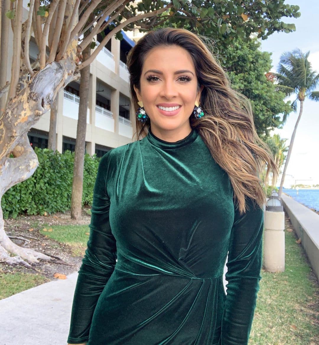 María Teresa Interiano es versátil en su forma de vestir, así que algunos días la podemos ver con vestimenta casual y otros días más elegante o formal.